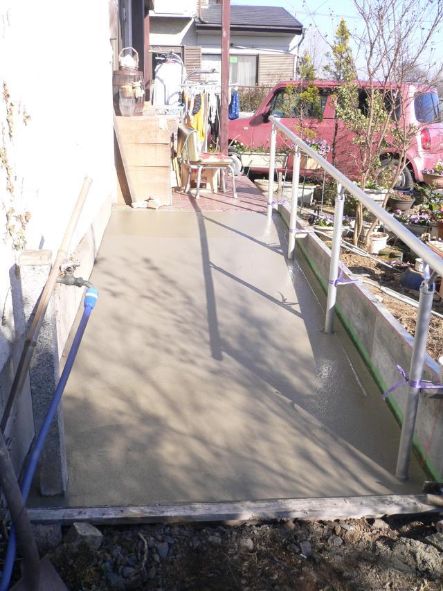 群馬館林　バリアフリースロープにコンクリ流し込み中